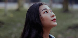 Kobieta-patrzaca-w-niebo