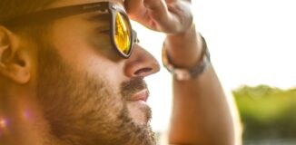 Mezczyzna-w-okularach-przeciwslonecznych