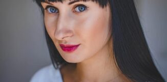 Kobieta-z-niebieskimi-oczami