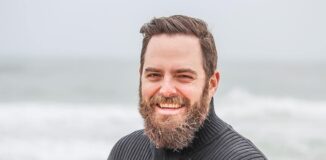 Mezczyzna-z-broda-na-tle-morza